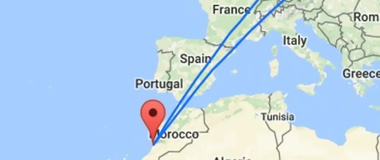 Mapa pokazuje, z kim graniczy Maroko: Hiszpania i Portugalia. Widać też trasy lotnicze do Europy.