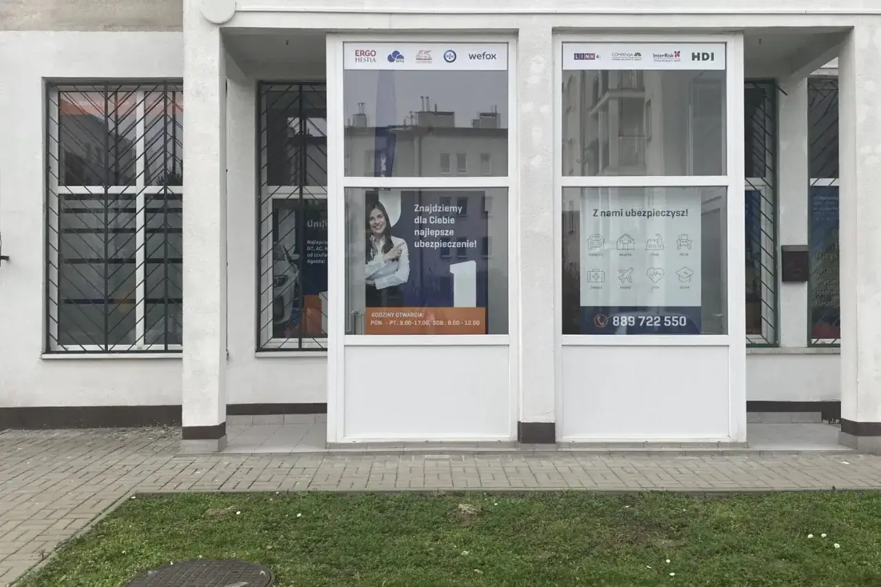 Witryna biura ubezpieczeniowego z logo firm i hasłami reklamowymi.