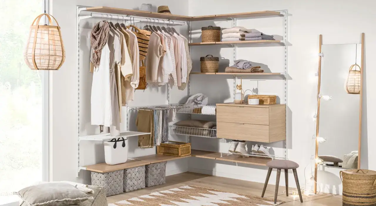 Id&eacute;al pour am&eacute;nager un placard existant : &eacute;tag&egrave;res, penderies, paniers et commode en bois clair pour un rangement optimis&eacute;.