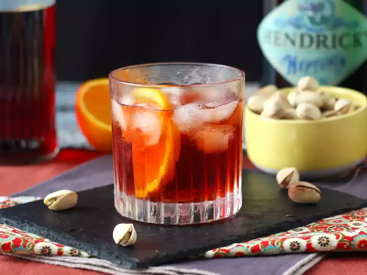 Idealny sposób, jak pić Campari: schłodzony, z lodem, plasterkiem pomarańczy i pistacjami.