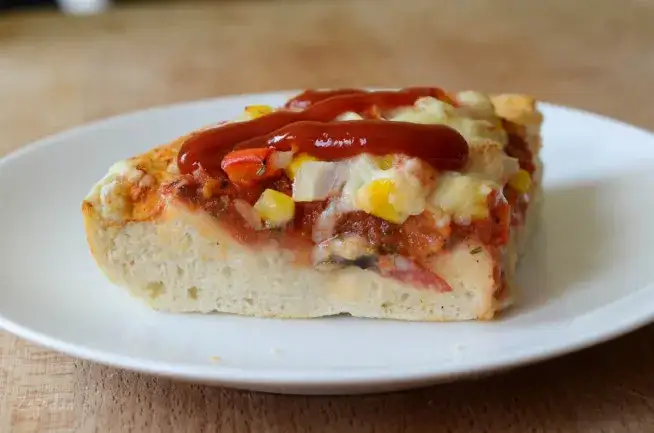 pizza cienkie i grube ciasto upieczona