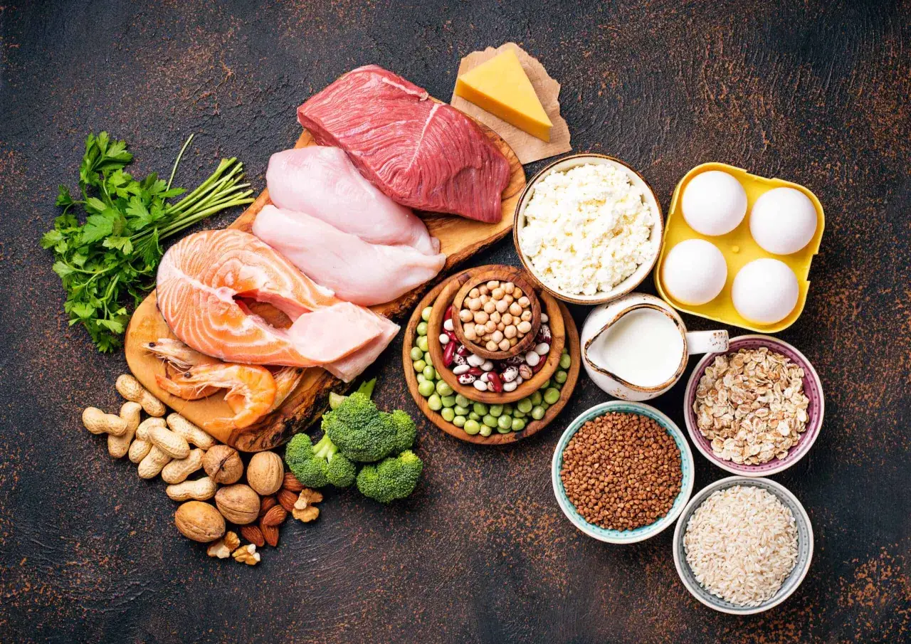 Mięso, ryby, jaja, nabiał, orzechy, rośliny strączkowe i kasze – składniki idealne na dietę wysokobiałkową.