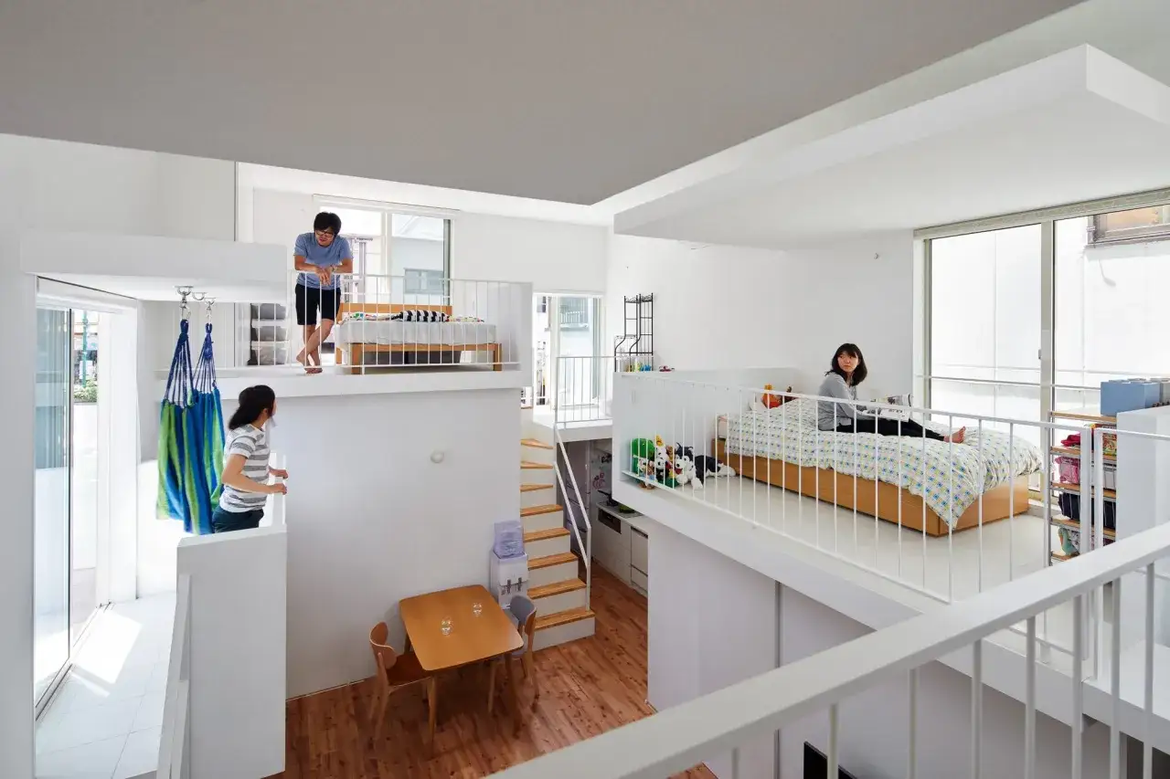 Ideas para como hacer un balc&oacute;n en una casa ya construida, creando espacios elevados con camas y barandillas blancas.