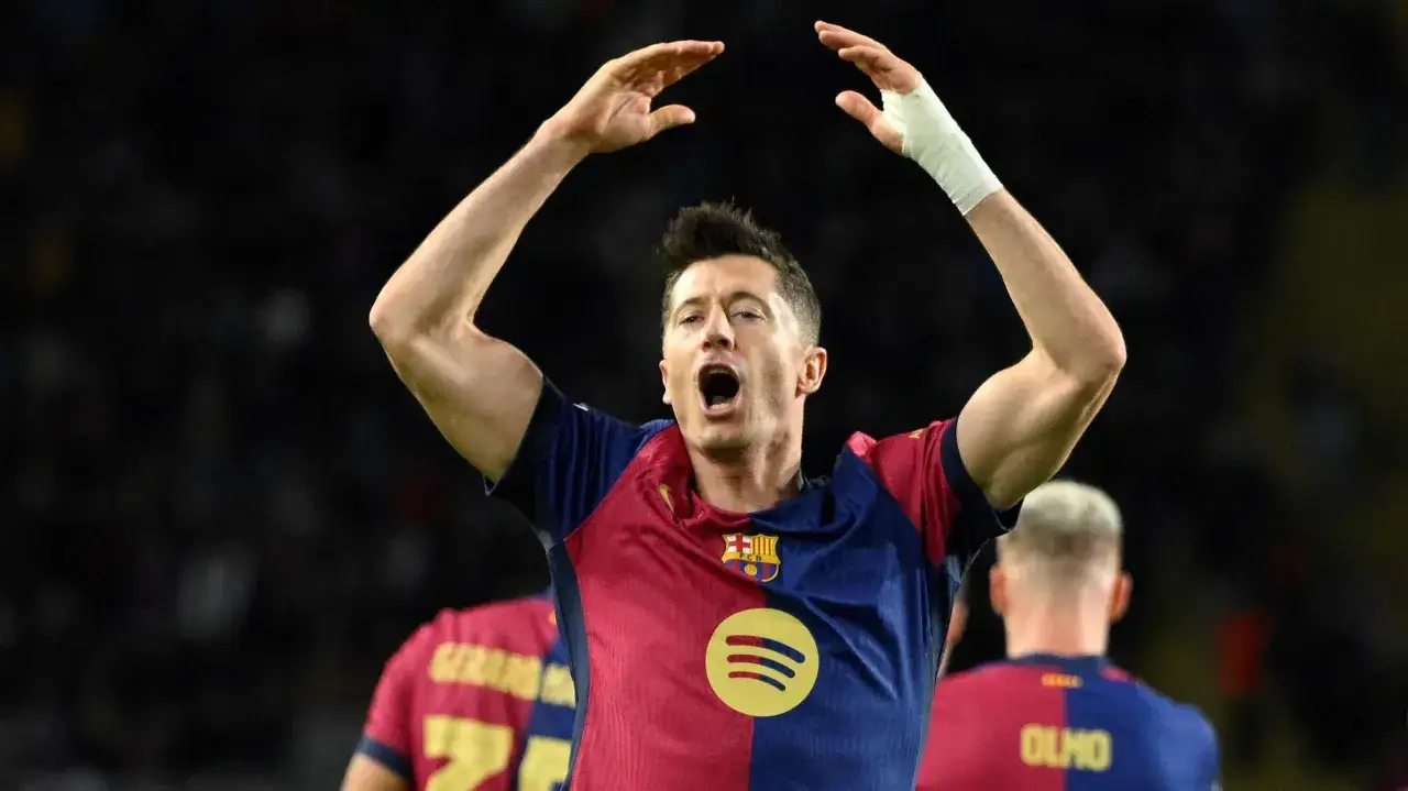 Robert Lewandowski wznosi ręce w geście radości po strzelonym golu. To jego kolejna cieszynka, która elektryzuje kibiców.