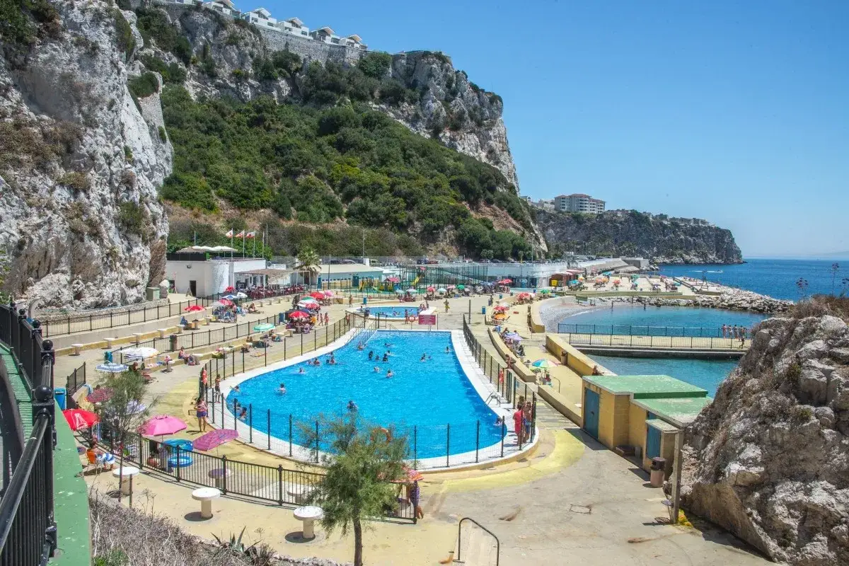 Piscinas y playa en Gibraltar, ideal para saber qué hacer en Gibraltar con niños. Disfruta del sol y el mar.