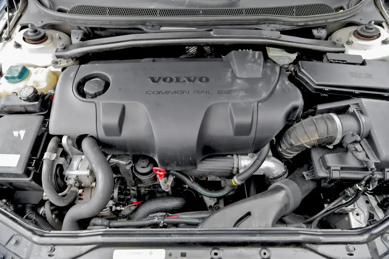 Silnik Volvo Common Rail Diesel, symbol niezniszczalne silniki diesla. Widać elementy układu dolotowego i osłonę silnika.