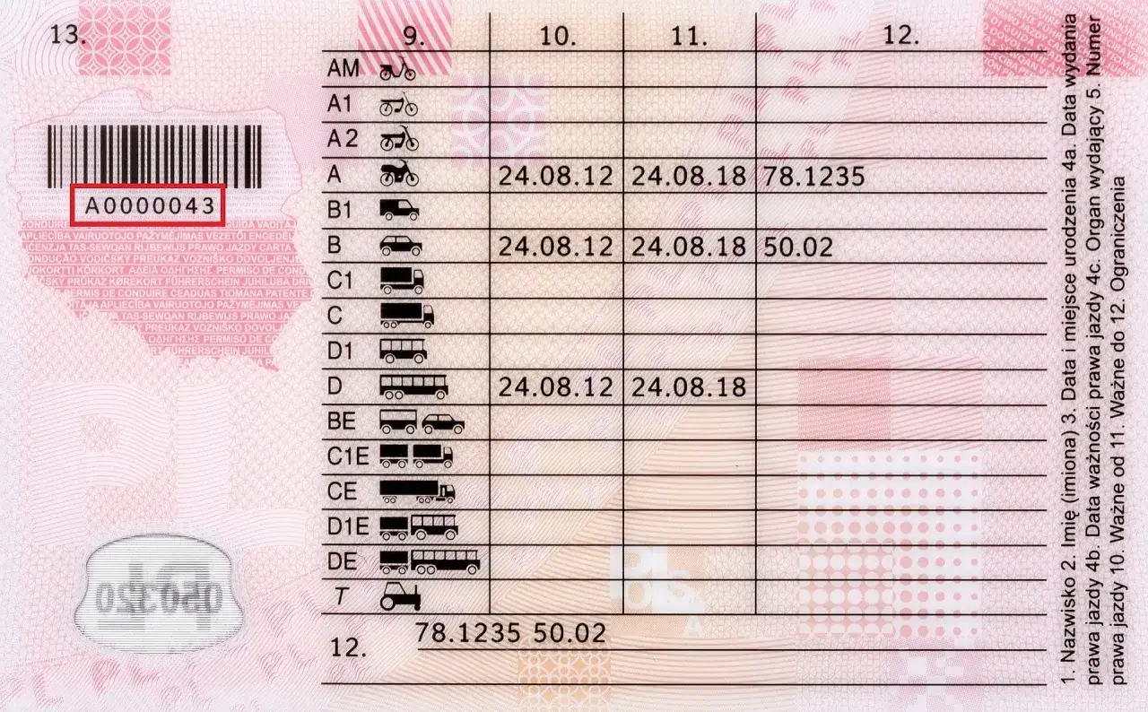Numer druku prawa jazdy A0000043 znajduje się pod kodem kreskowym.