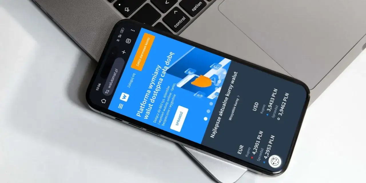 Telefon pokazuje aktualny cinkciarz kurs walut na platformie wymiany.