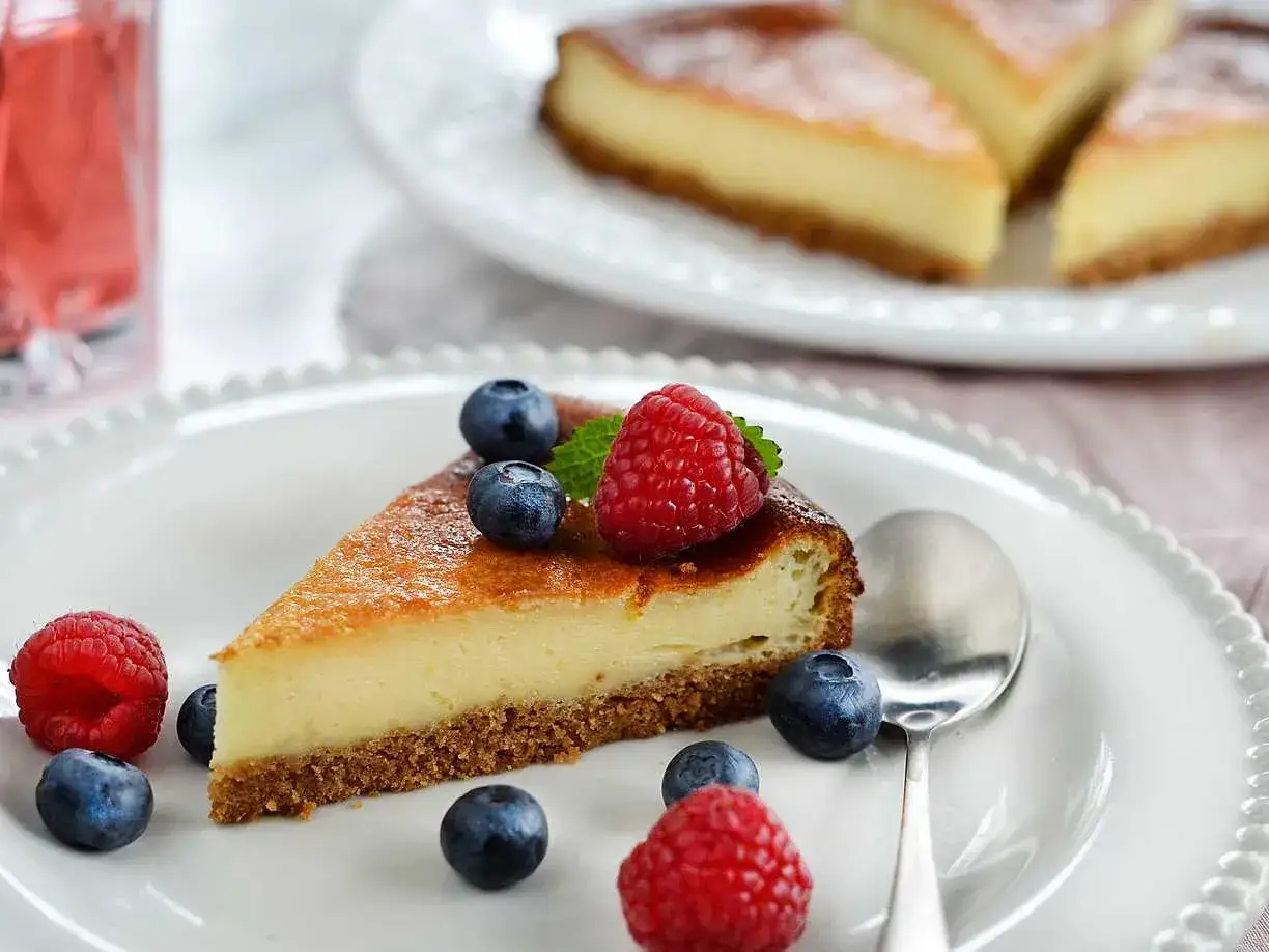 En kr&auml;mig bit cheesecake med b&auml;r, perfekt f&ouml;r ett somrigt cheesecake recept.