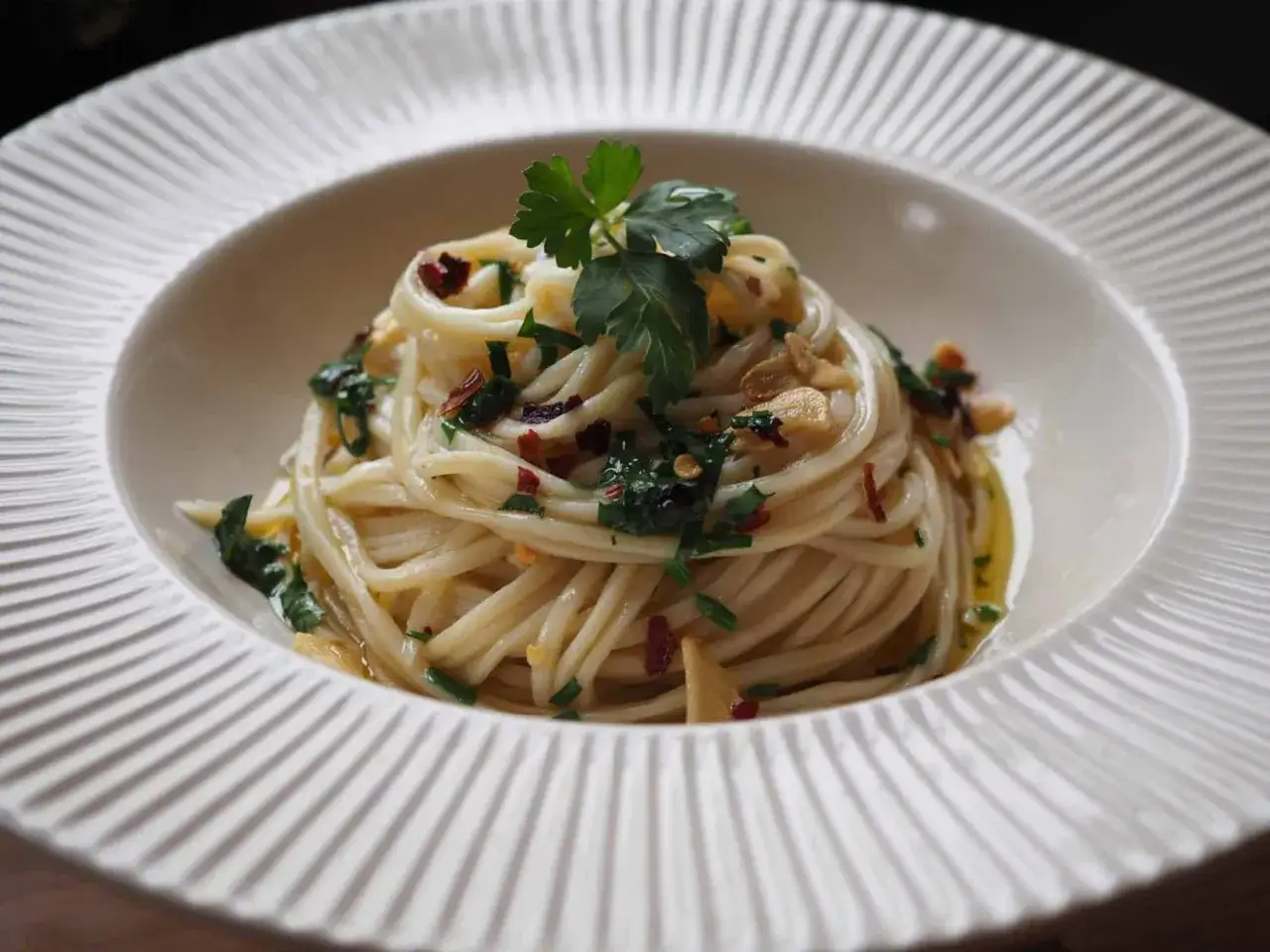 przygotowanie spaghetti aglio e olio krok po kroku