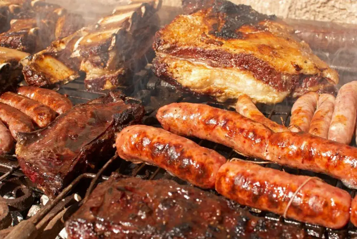 Grigliata mista succulenta, con costine e salsicce che sfrigolano. Un vero paradiso per gli amanti della carne, perfetto per un **ristorante carne Rimini centro**.