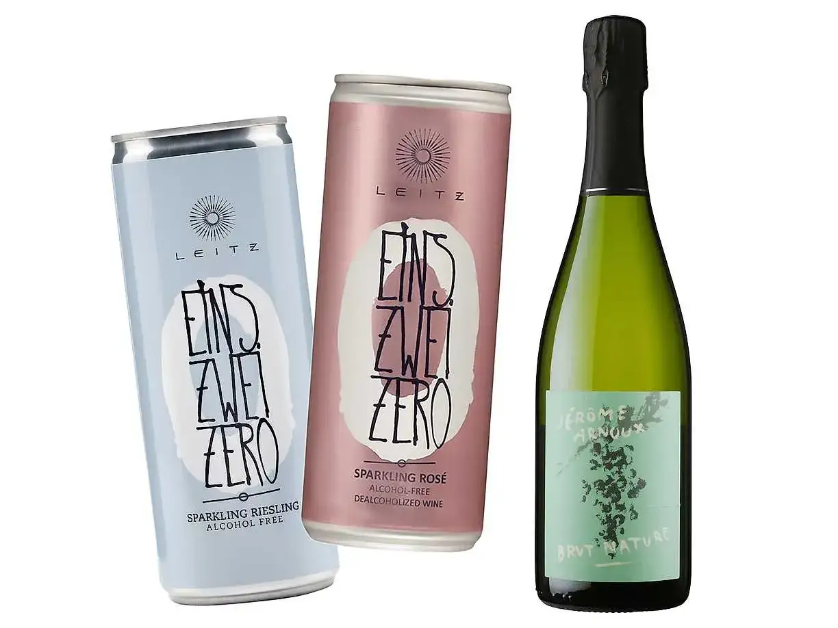 Tv&aring; burkar alkoholfritt bubbelvin och en flaska gr&ouml;nt vin. Perfekt vin till lax, oavsett om du v&auml;ljer Riesling, Ros&eacute; eller Brut Nature.