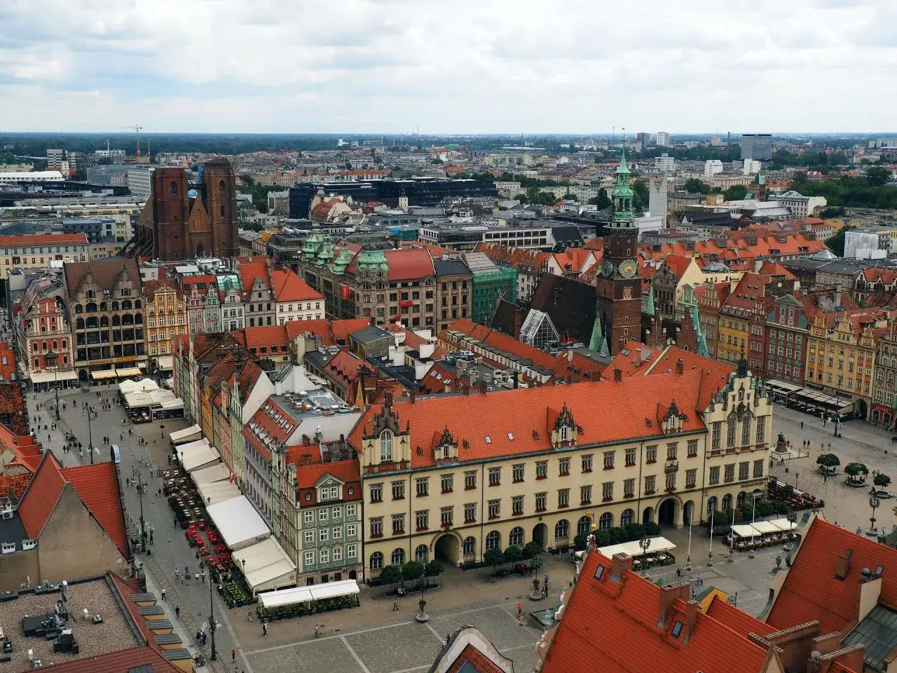 Widok z góry na Rynek we Wrocławiu z kolorowymi kamienicami i ratuszem.
