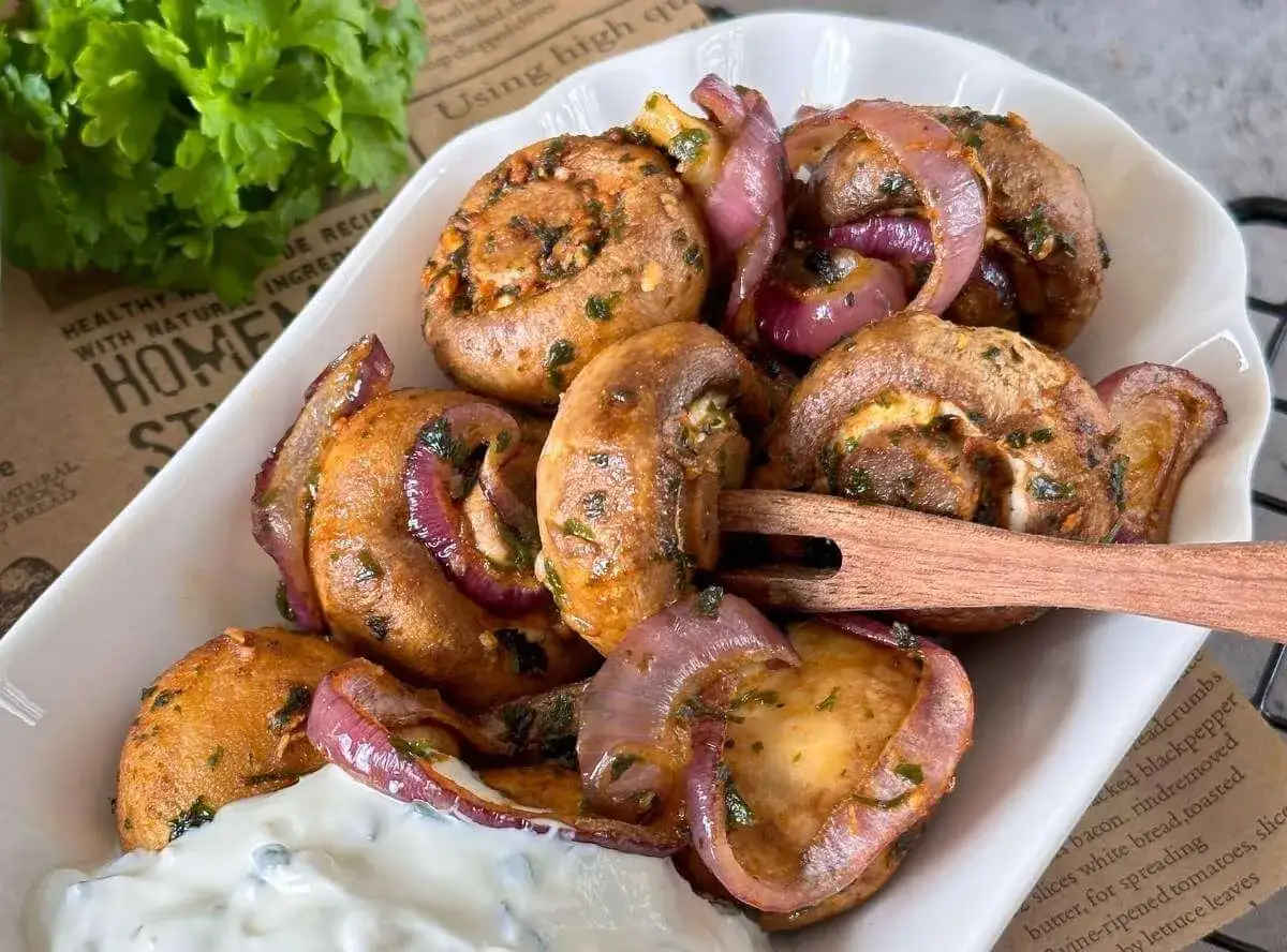 Gef&uuml;llte Champignons mit roten Zwiebeln, perfekt aus dem Airfryer, serviert mit Dip.