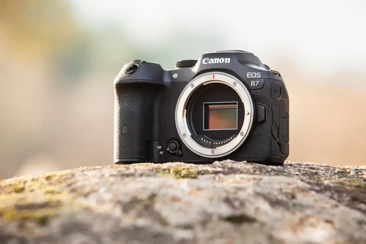 Canon EOS R7 &ndash; aparat lustrzanka, jaki wybrać? Ten model to świetny wyb&oacute;r dla początkujących i zaawansowanych.