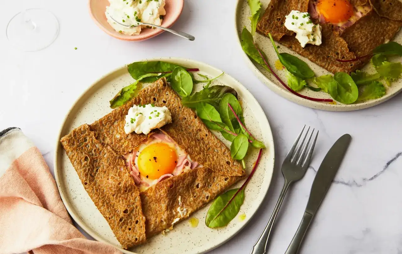 Galette compl&egrave;te, un d&eacute;lice pour votre recette. &OElig;uf, jambon et fromage sur une cr&ecirc;pe de sarrasin, garnie de salade fra&icirc;che.