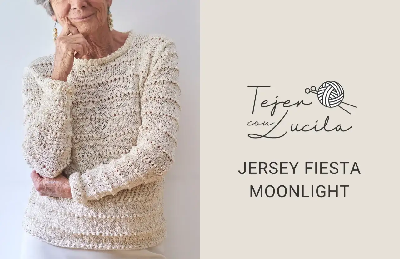 Mujer mayor sonriendo, luciendo un jersey de punto calado color crema con detalles brillantes. El texto indica 