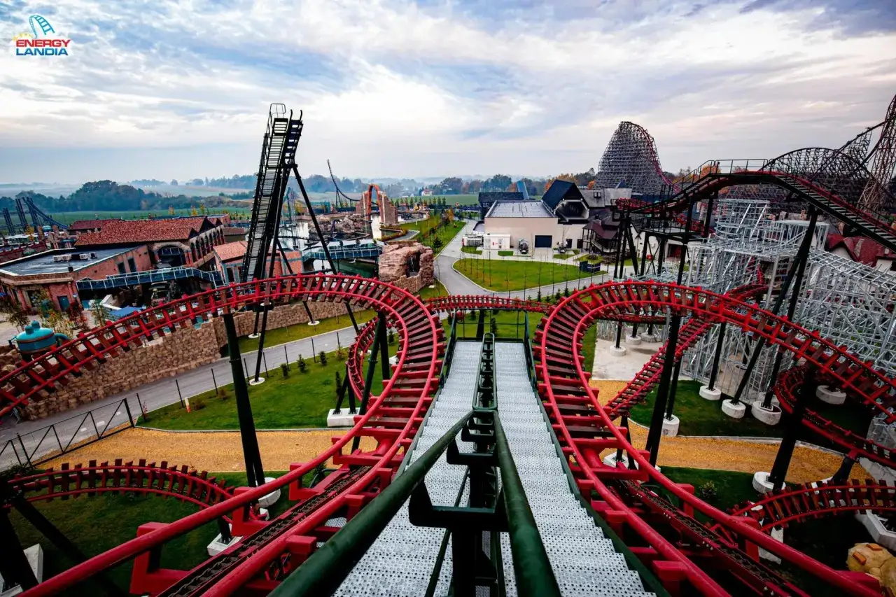 Widok na tor kolejki górskiej w Energylandii, zapowiadający energylandia nowe atrakcje.