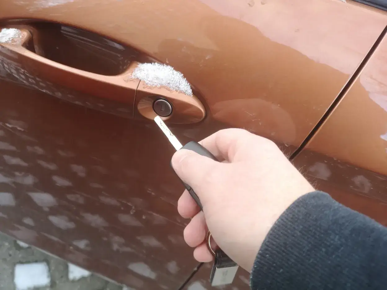 zamarznięty zamek w samochodzie, odmrażacz do zamk&oacute;w