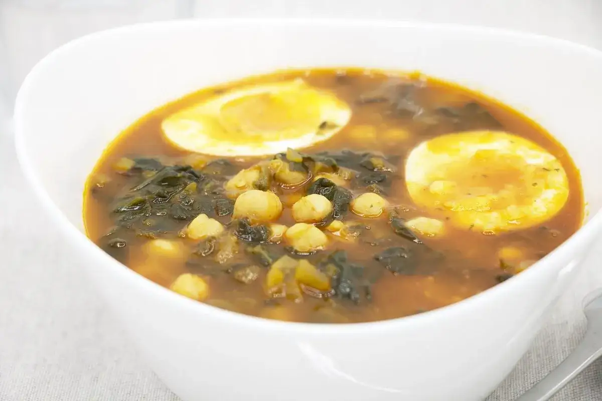 Un reconfortante potaje de garbanzos con espinacas y huevo duro. ¡Se puede congelar el potaje de garbanzos con espinacas para disfrutarlo más tarde!