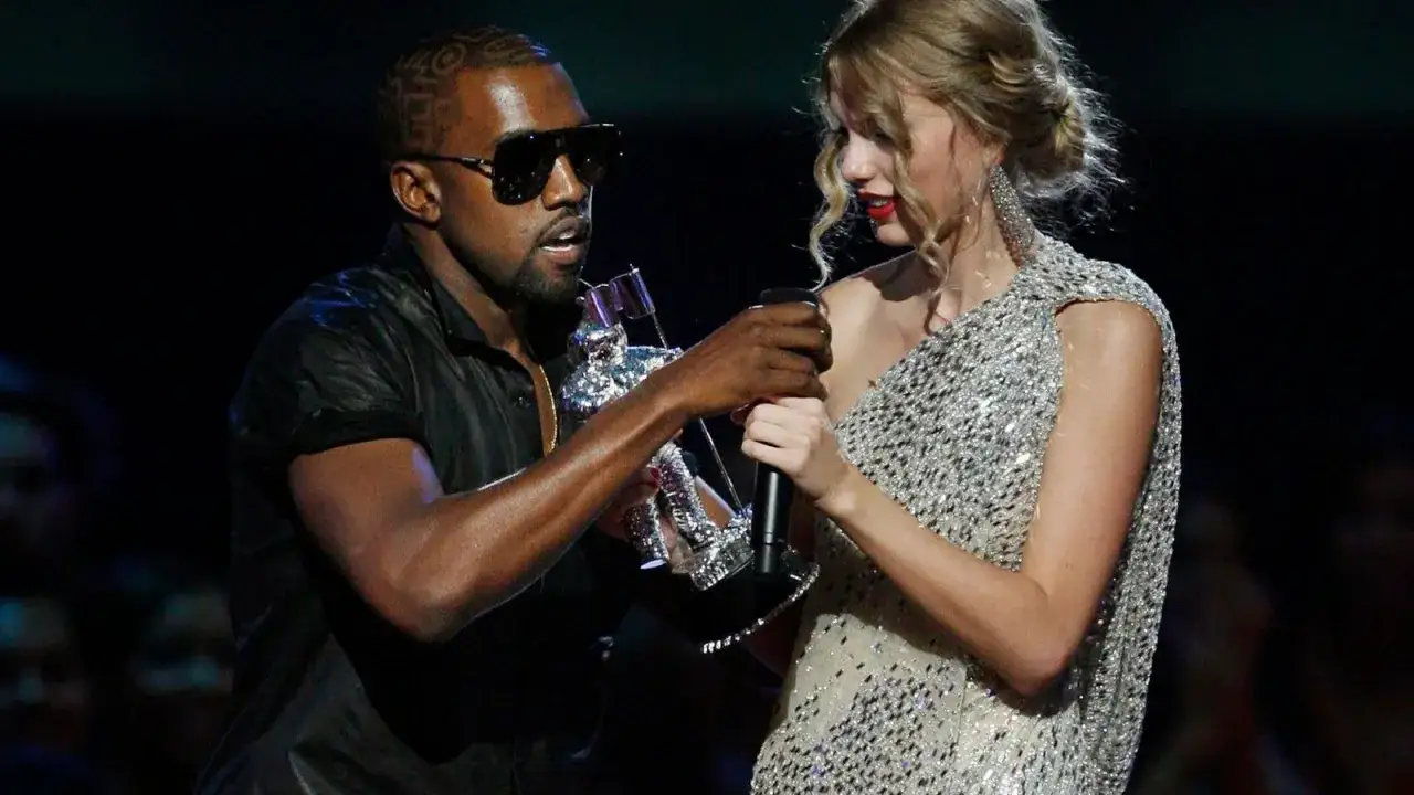 Kanye West przerywa przemówienie Taylor Swift, by odebrać jej nagrodę.