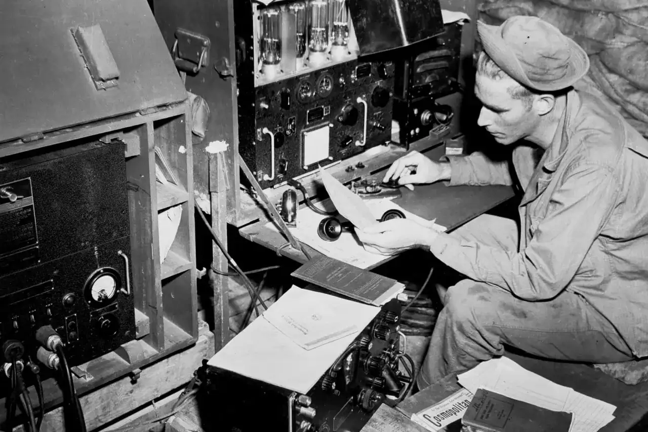Żołnierz obsługuje radiostację, korzystając z alfabetu Morse'a do wysyłania wiadomości.