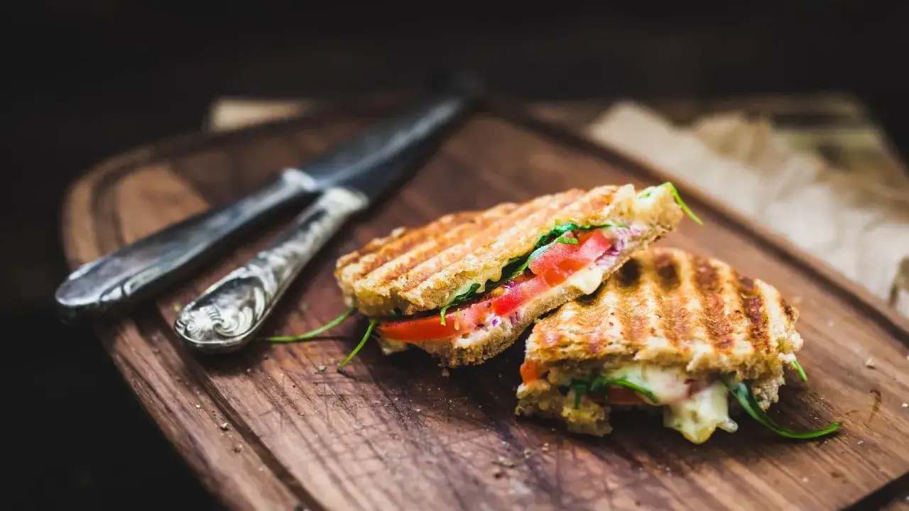 Pyszne panini z pomidorem i serem, z nutą estragonu do czegoś wyjątkowego.