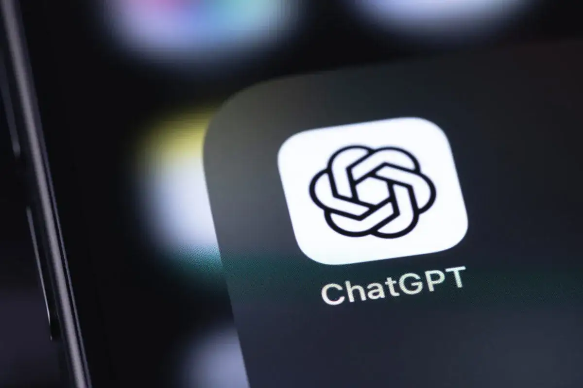 Ikona aplikacji ChatGPT na ekranie smartfona. Odkryj możliwości darmowego czatu GPT i rozmawiaj z AI.