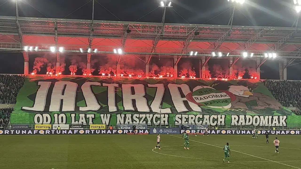 Oprawa meczowa Radomiaka Radom z Koroną Kielce: ogromna flaga