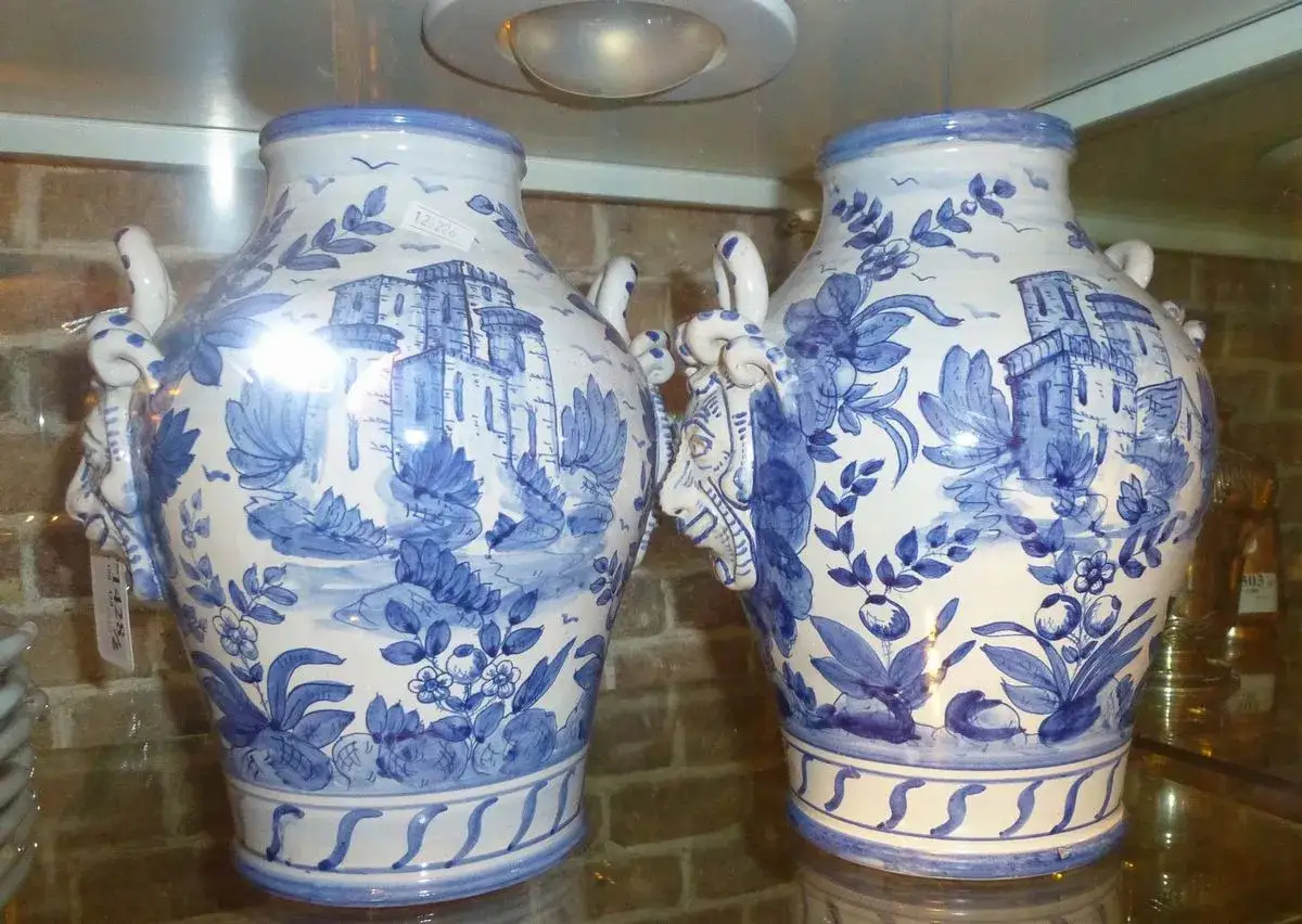 Due vasi in ceramica blu e bianchi, decorati con scene di castelli e fiori, con manici a forma di teste di capra. Potrebbe essere il vaso più costoso al mondo.