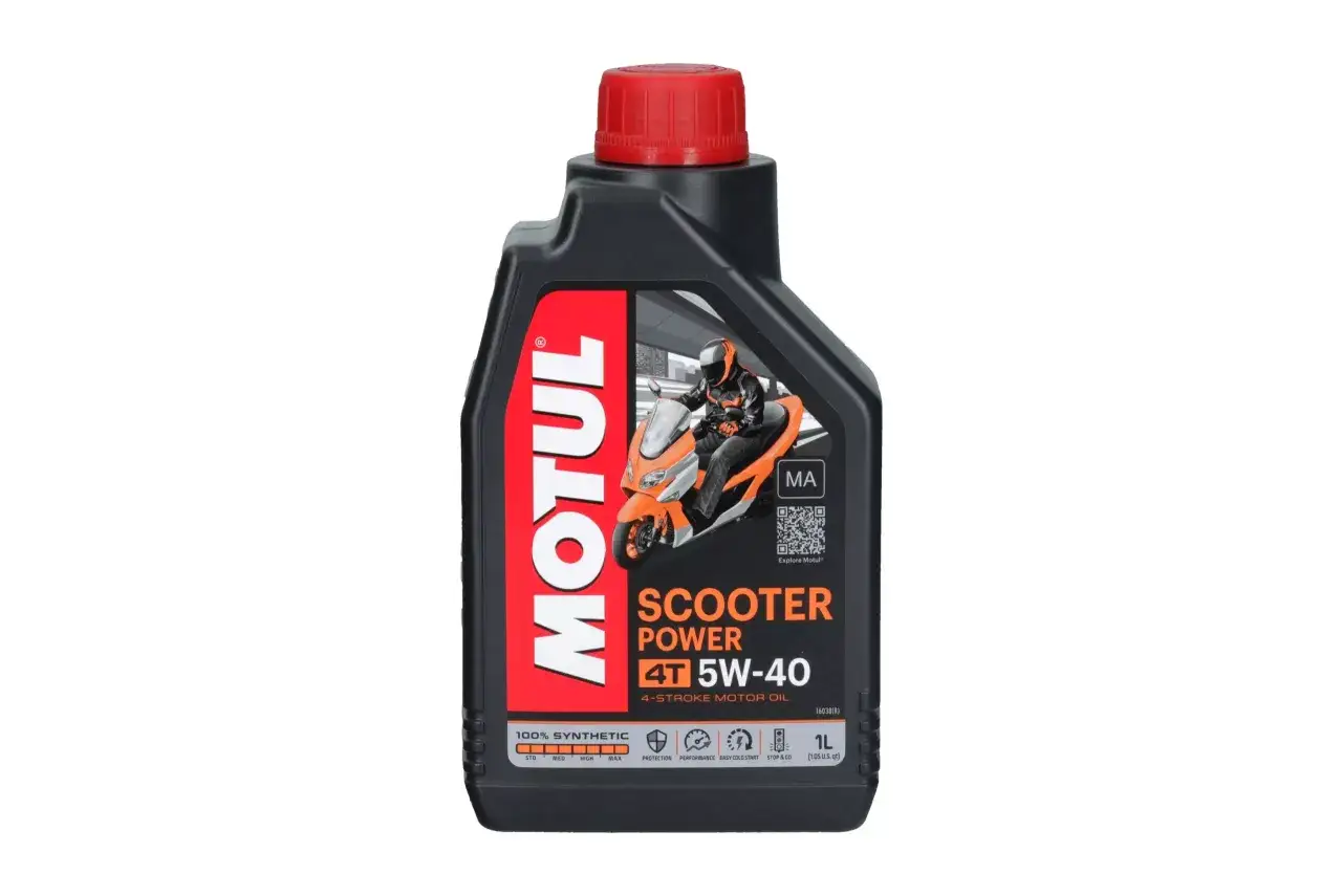 Czarna butelka oleju Motul 5w 40 Scooter Power z czerwonym korkiem. Na etykiecie skuterzysta na pomarańczowym skuterze.