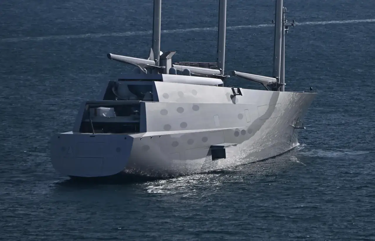 Lo yacht A, di Andrey Melnichenko, naviga maestoso sull'acqua blu, con le sue vele futuristiche che si stagliano contro il cielo.