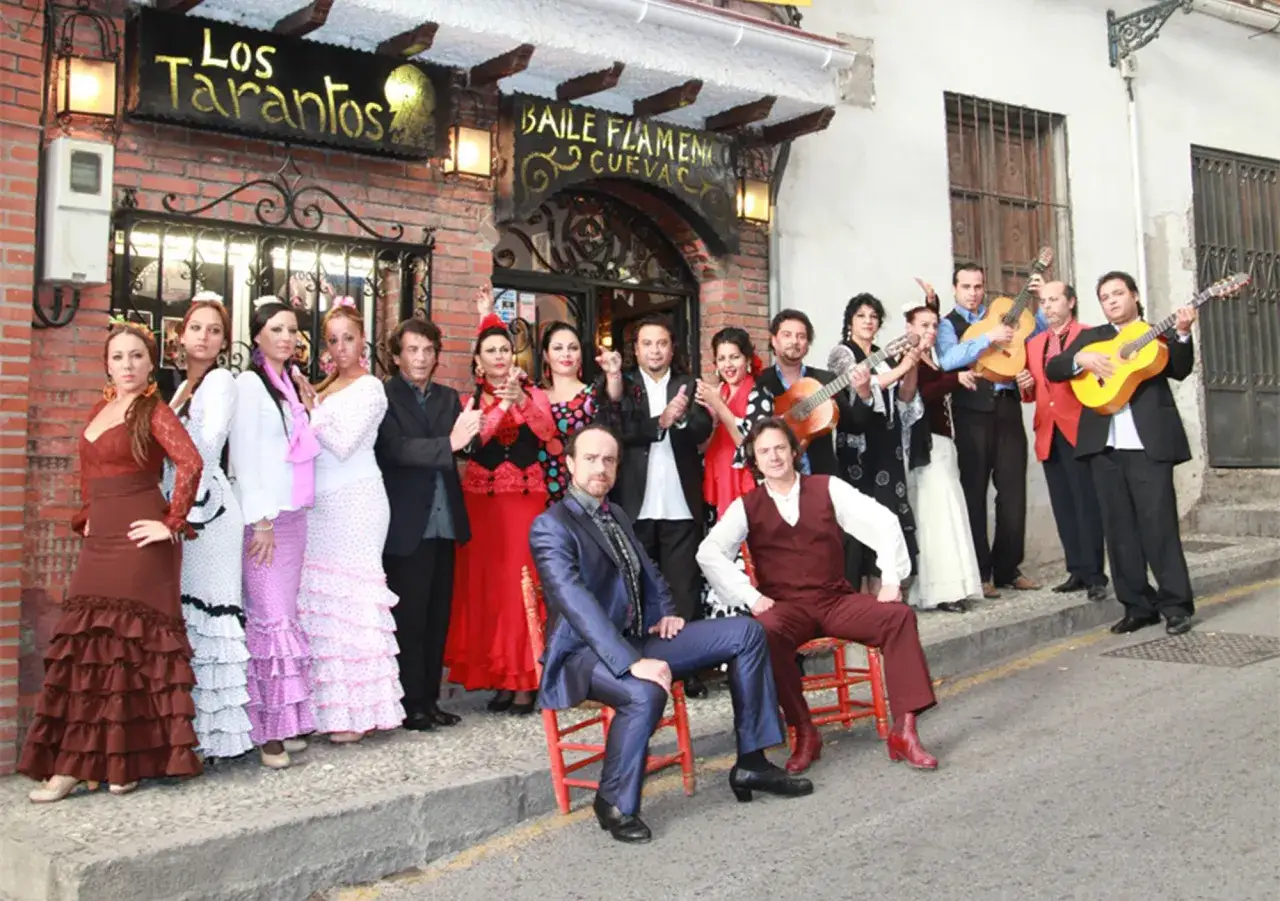 Grupo de artistas listos para un zambra baile en la Cueva Los Tarantos.