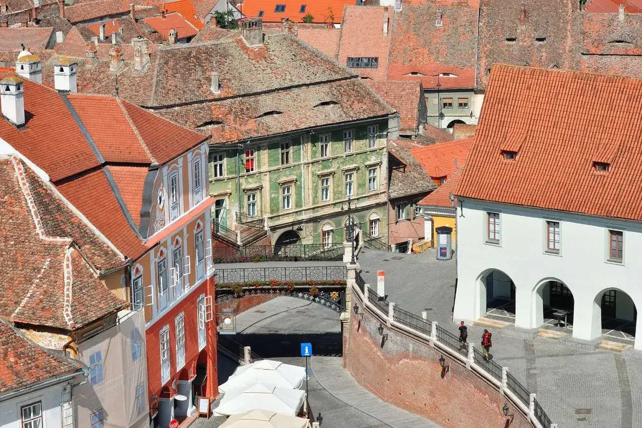 Urokliwe kamienice i dachy tworzą malowniczy widok. Sybin atrakcje zachwycają architekturą i atmosferą.