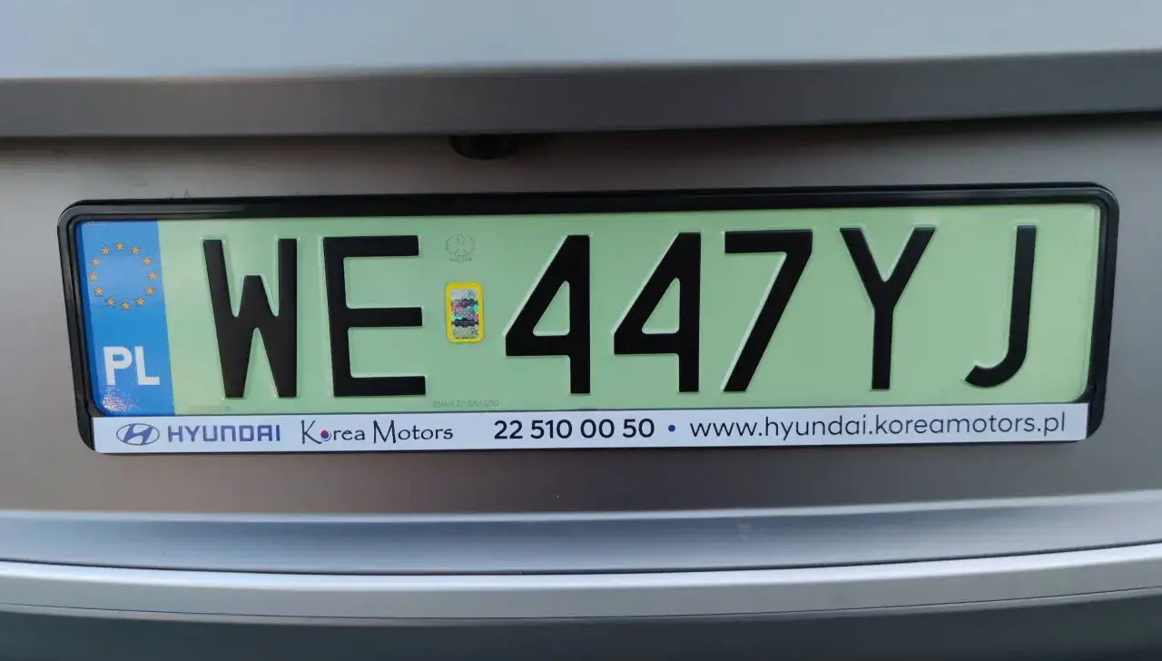 Tablica rejestracyjna WE 447YJ z logo Hyundai Korea Motors, świadcząca o rejestracji samochodu przez dealera.