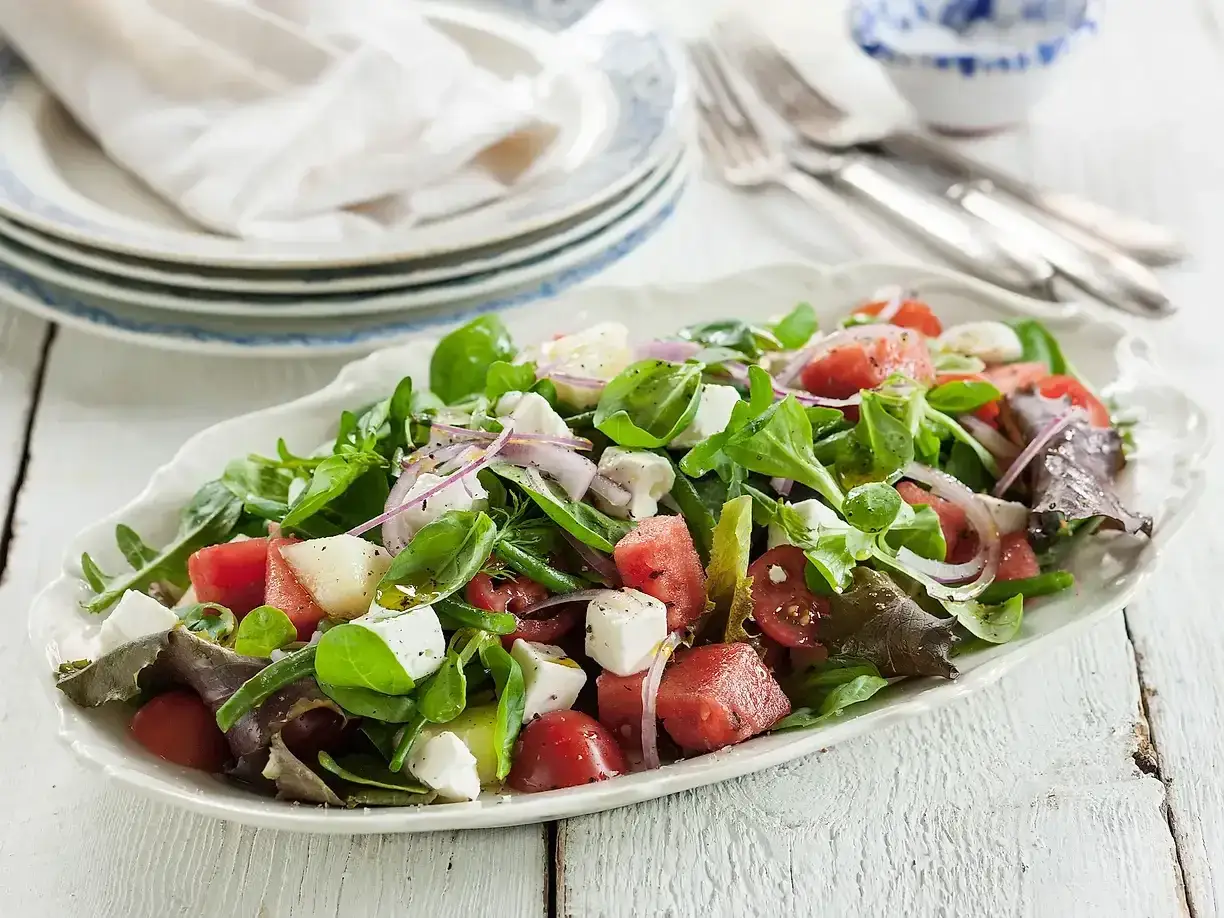 En uppfriskande sallad med saftig vattenmelon, kr&auml;mig fetaost, f&auml;rsk basilika och gr&ouml;na blad. Perfekt f&ouml;r en varm sommardag.