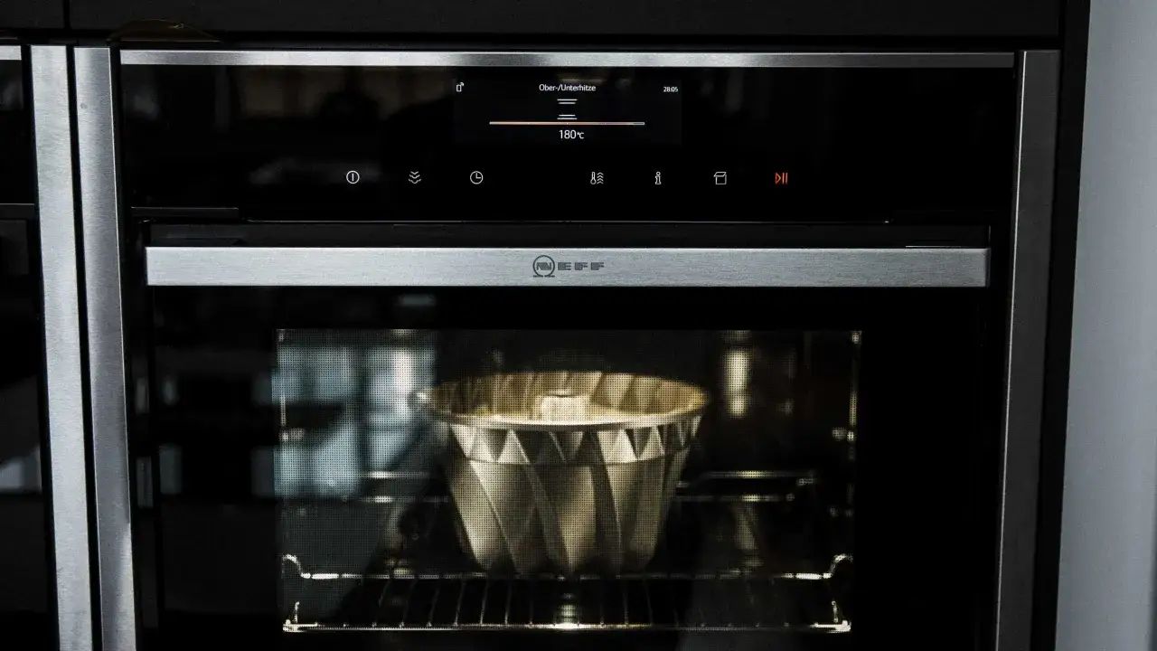 Ein Kuchen in einer Gugelhupfform wird im Ofen bei 180&deg;C Ober-/Unterhitze gebacken. So funktioniert ein Backofen.