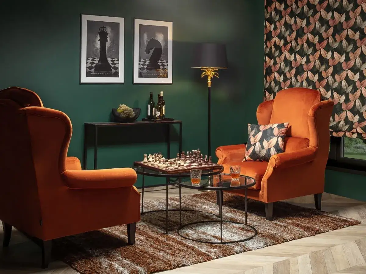 Pomarańczowe fotele i szachownica tworzą przytulny kącik. Ten **dopamine decor** zachęca do relaksu i intelektualnych rozgrywek.