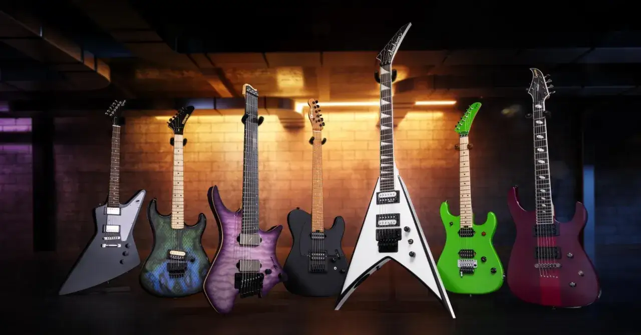 Kolekcja gitar elektrycznych, w tym gitara do metalu w kształcie litery V, zielona i purpurowa.