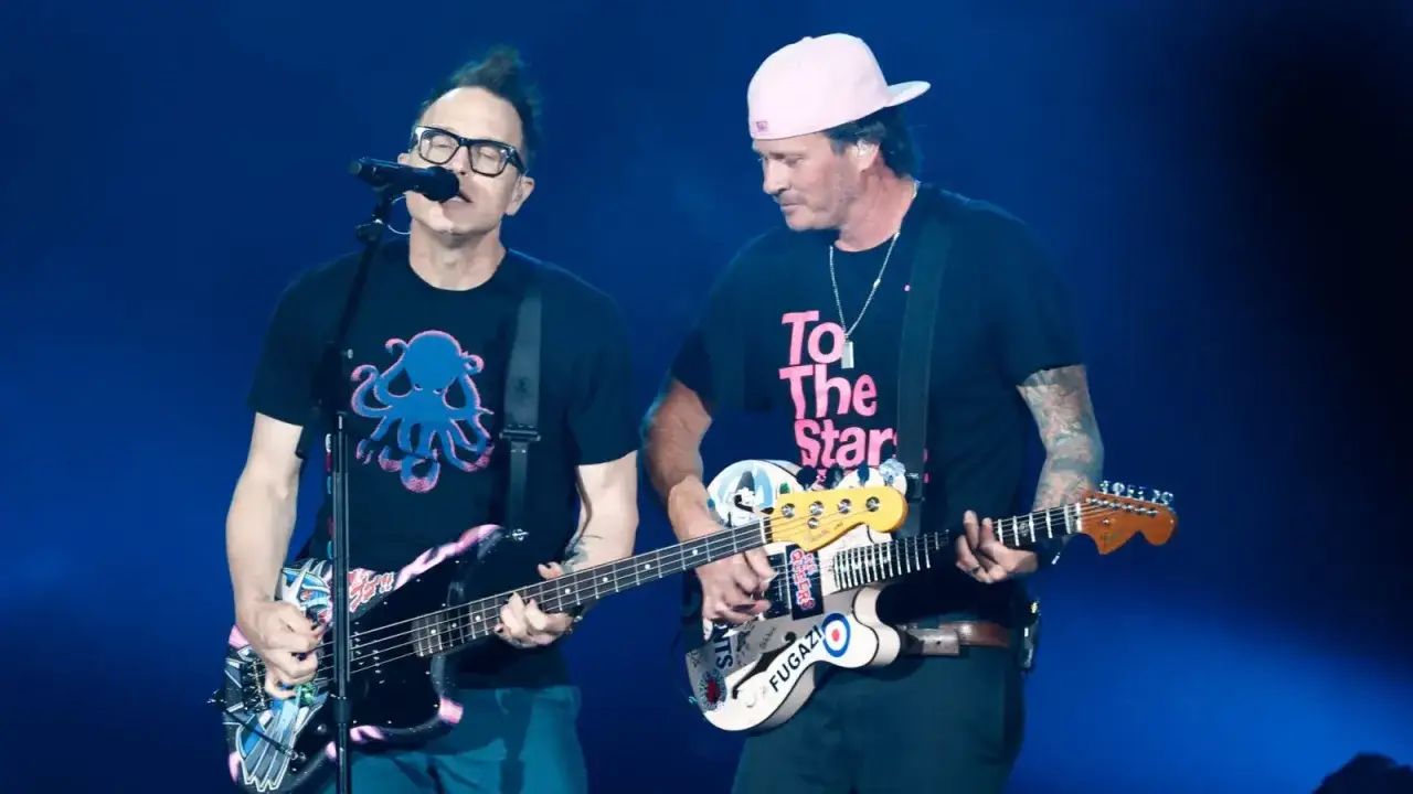 Mark Hoppus und Tom DeLonge von Blink-182, die den Pop-Punk-Genre repr&auml;sentieren, spielen auf der B&uuml;hne.