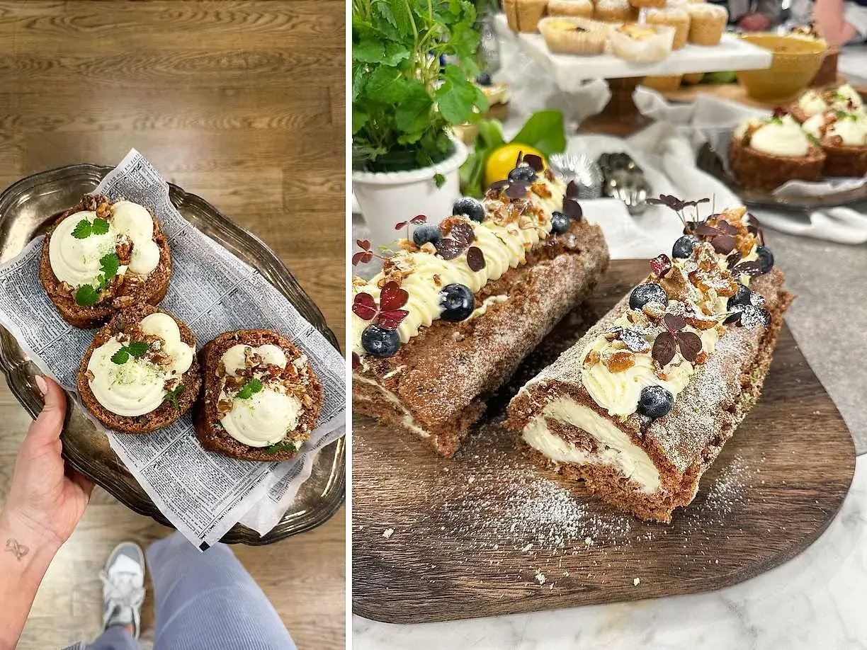 Tv&aring; rullt&aring;rtor med morotskaka-smak, toppade med gr&auml;dde, bl&aring;b&auml;r och n&ouml;tter. Bredvid syns sm&aring; bakelser med samma kr&auml;m.
