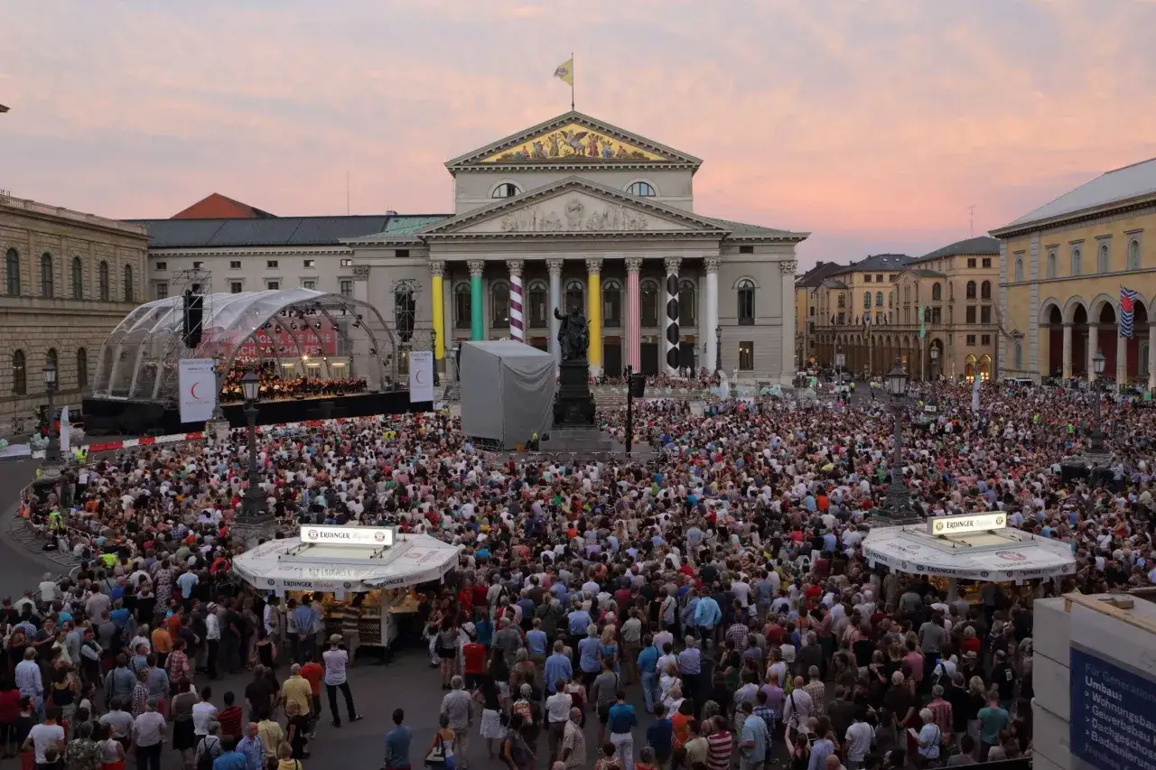 Große Menschenmenge auf dem Max-Joseph-Platz vor dem Nationaltheater bei einem Open-Air-Konzert im Abendrot.