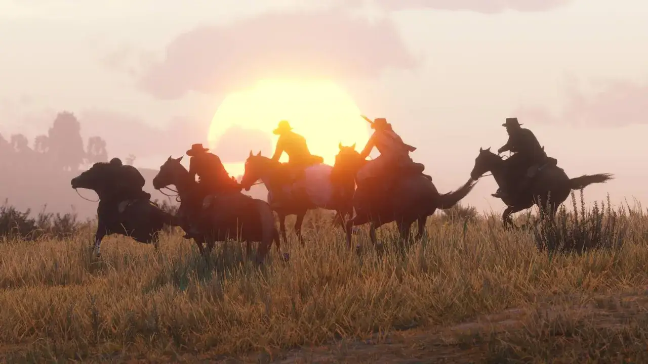 Jeźdźcy w stylu Red Dead Online galopują przez trawiaste równiny w blasku zachodzącego słońca.