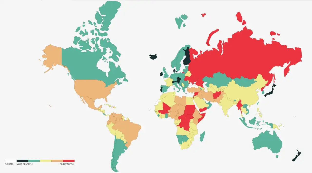 Mapa świata pokazująca poziom pokoju. Zielone kraje, jak Kanada czy Australia, to najbezpieczniejszy kraj na świecie. Czerwone regiony oznaczają mniejsze bezpieczeństwo.