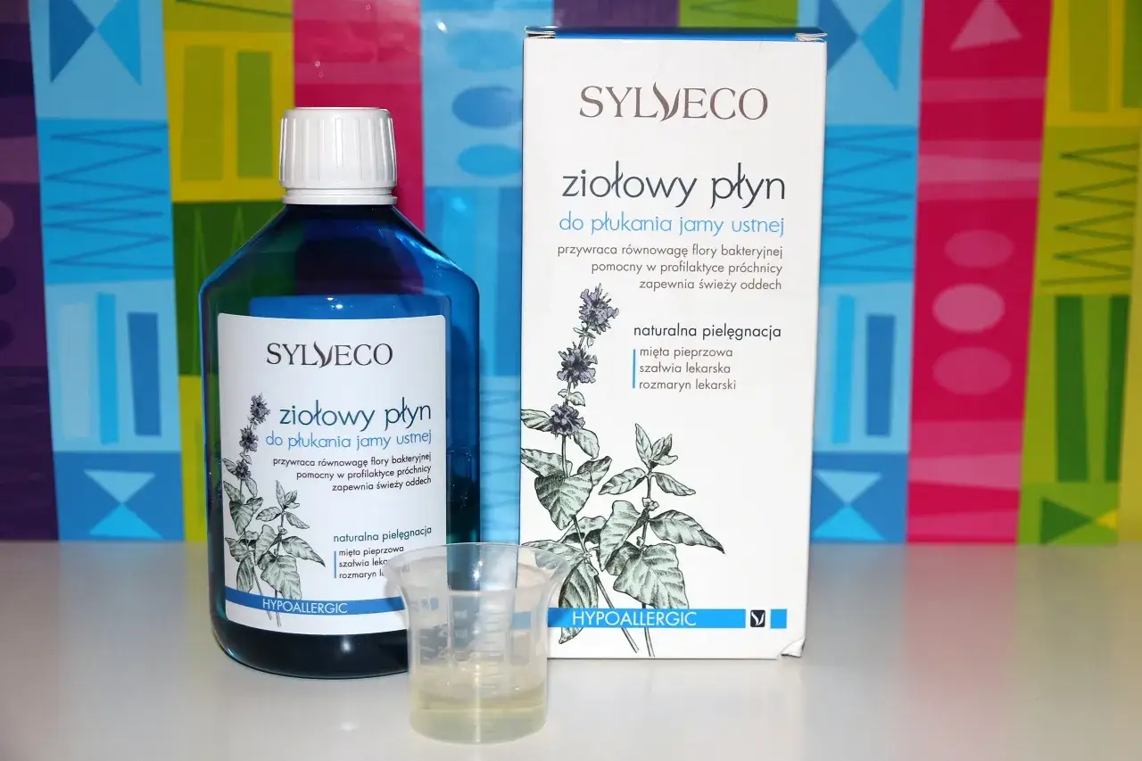 Płyn do płukania ust Sylveco z szałwią lekarską, miętą i rozmarynem. Naturalna pielęgnacja dla zdrowych dziąseł i świeżego oddechu.