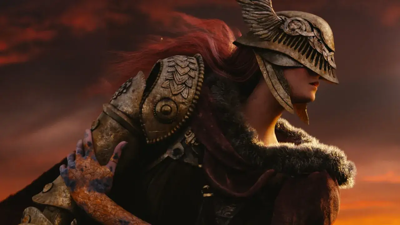 Malenia, la Espada de Miquella de Elden Ring, con su armadura dorada y cabello rojo, se alza bajo un cielo anaranjado.