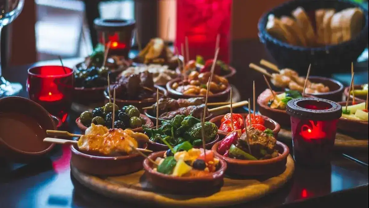 Tapas creativas y cócteles de autor en ambiente moderno