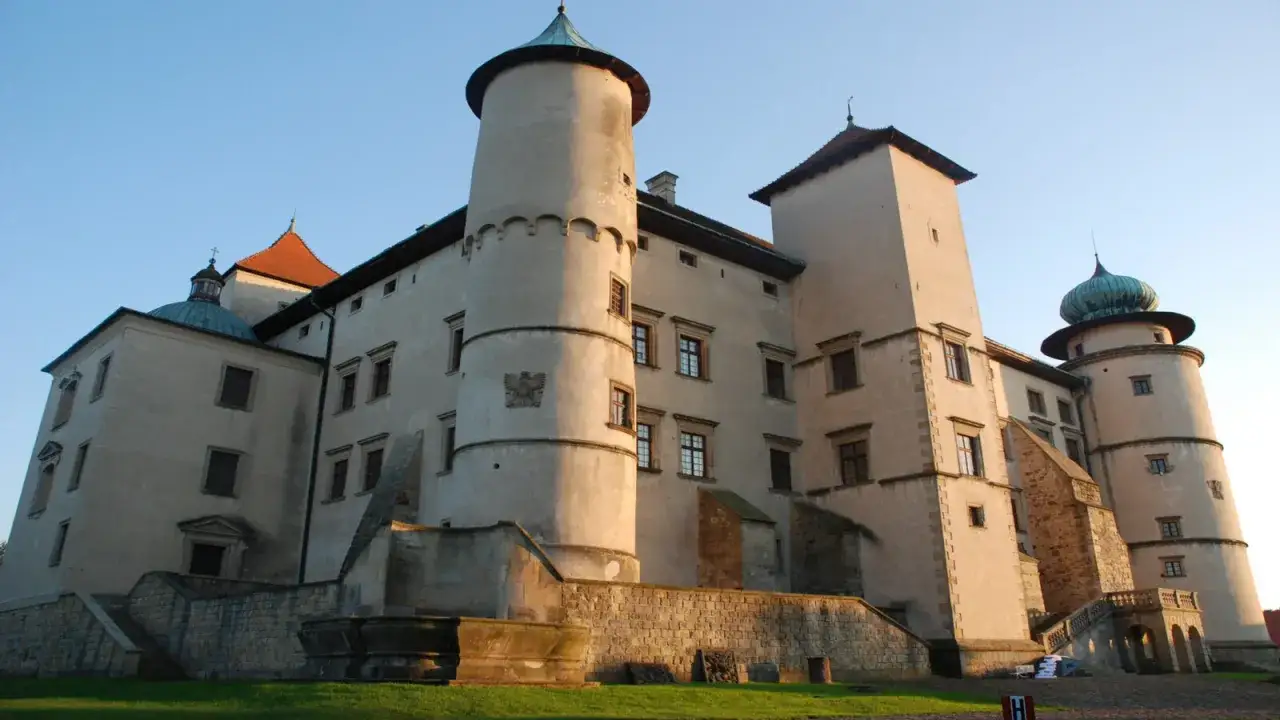 Zamek w Wiśniczu, z jego wieżami i kopułami, skrywa wiele ciekawostek.