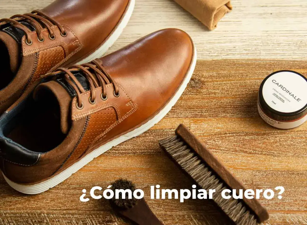 Zapatos de cuero marrón con cepillos y crema para eliminar manchas de suciedad en la piel.