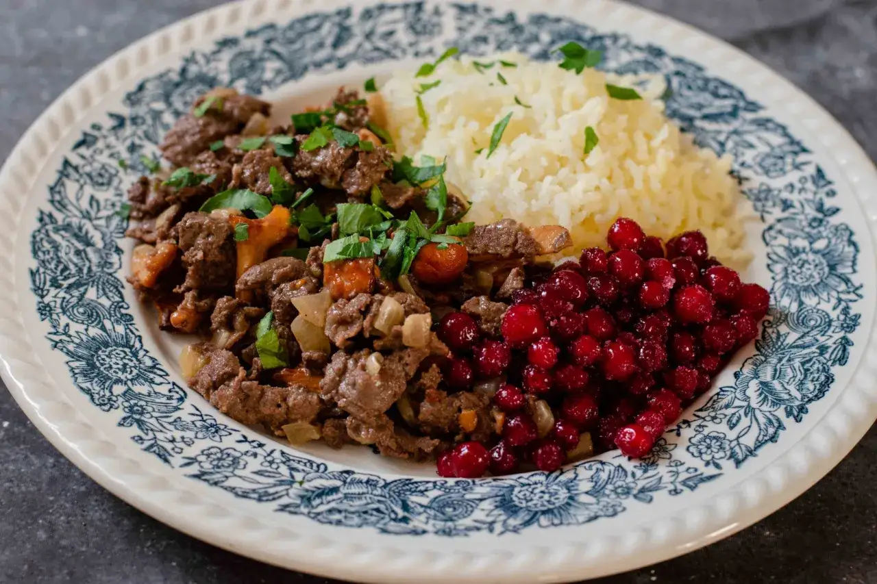 En tallrik med renskav, ris och lingon. En klassisk svensk r&auml;tt som passar bra som renskav recept.